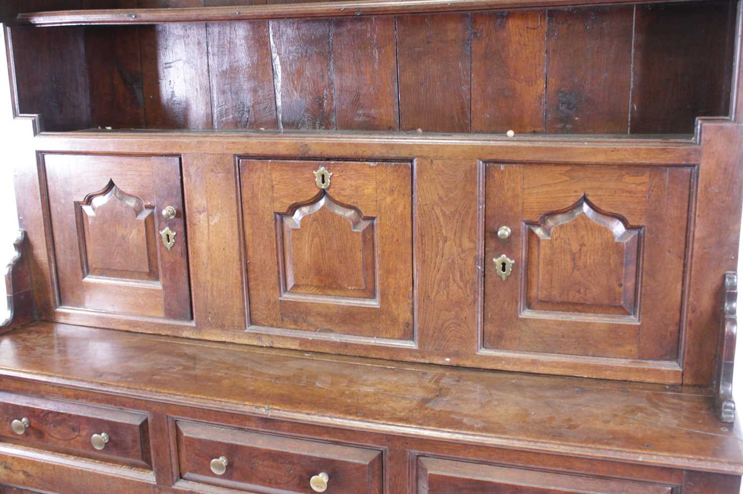 A George III joined oak dresser, the upper section having a wavy frieze and two shelves above - Bild 2 aus 18