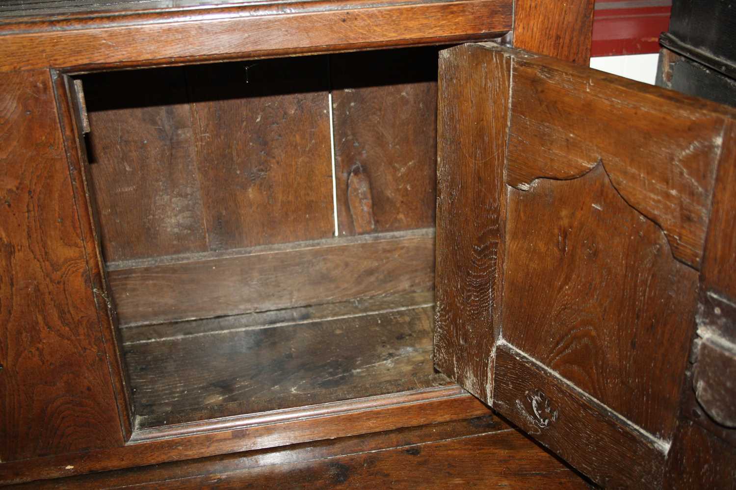 A George III joined oak dresser, the upper section having a wavy frieze and two shelves above - Bild 17 aus 18