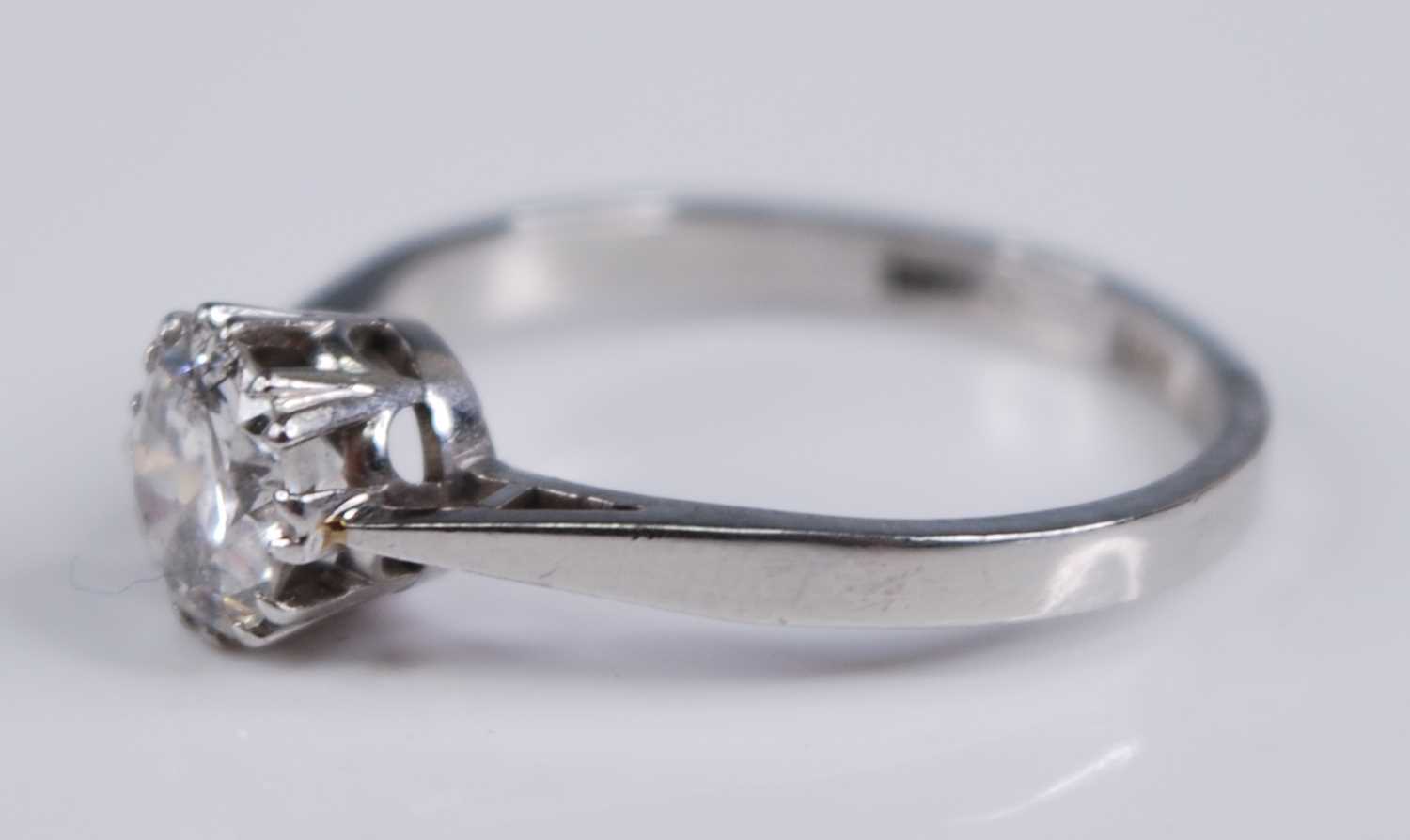 A white metal diamond solitaire ring, featuring a round brilliant cut diamond in a claw setting, - Bild 3 aus 4