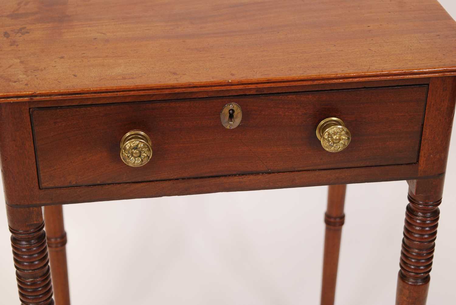 An early 19th century mahogany round cornered single drawer side table, raised on ring turned - Bild 3 aus 3