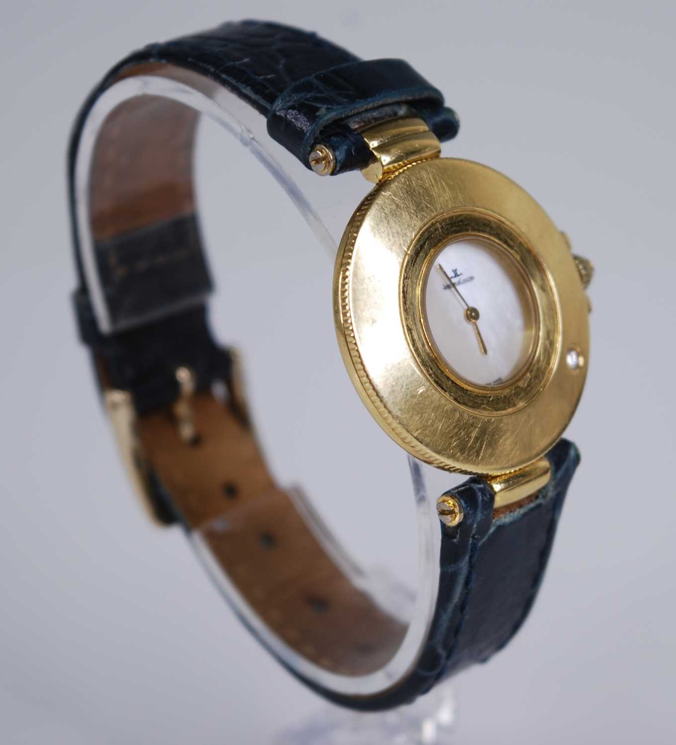 A lady's 18ct gold Jaeger LeCoultre quartz wristwatch, having a signed mother of pearl dial, diamond - Image 3 of 5