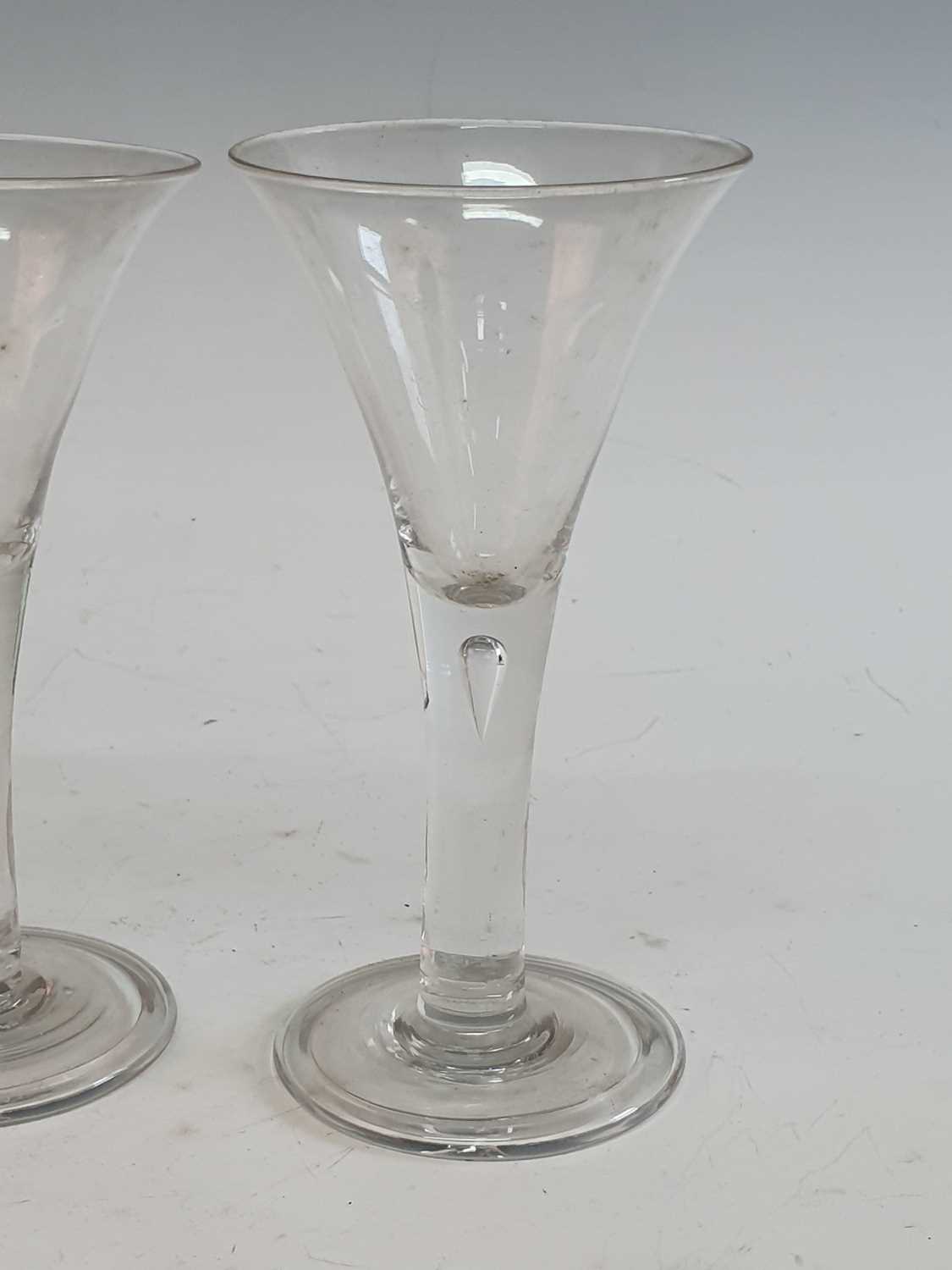 A matched set of five 18th century style wine glasses, the drawn trumpet bowl above a teared stem - Bild 2 aus 3