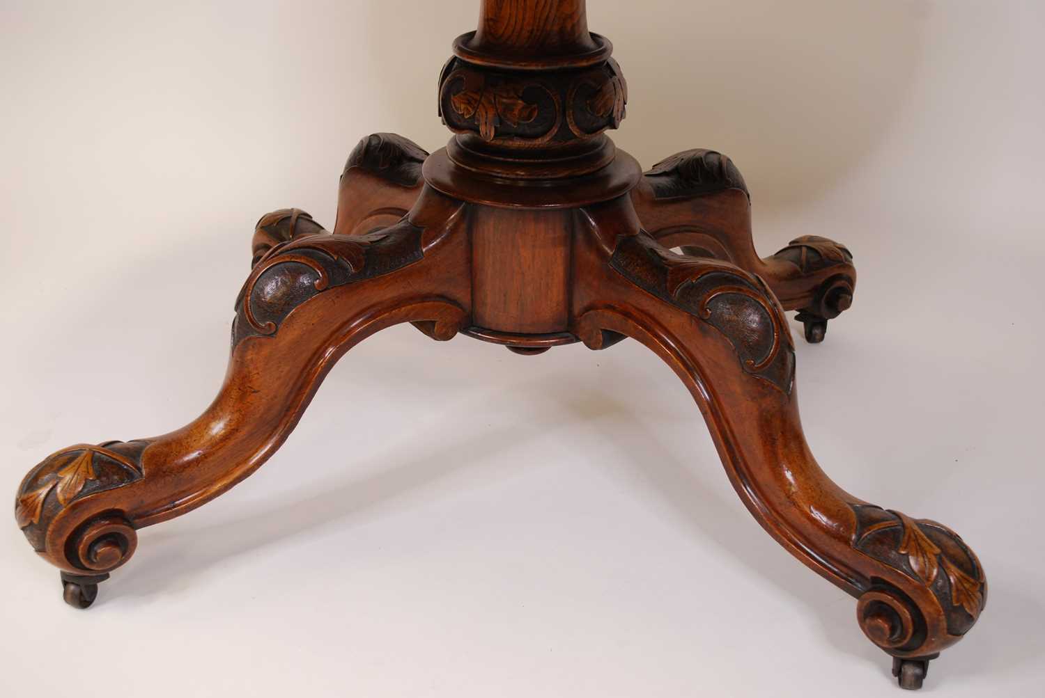 A mid-Victorian figured walnut and floral satinwood inlaid oval pedestal tilt-top breakfast table, - Bild 3 aus 3