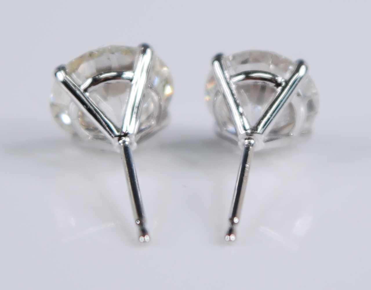 A pair of Edwardian platinum diamond set ear studs, each being Old European cut stones, in four-claw - Bild 5 aus 5