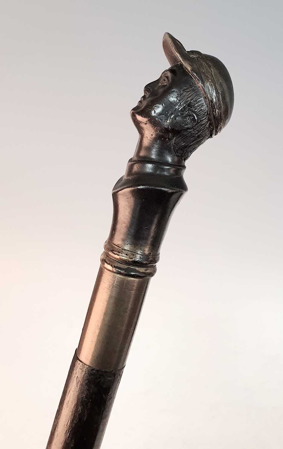 An early 20th century walking stick, the bronze handle in the form of the head of a jockey, - Bild 3 aus 5