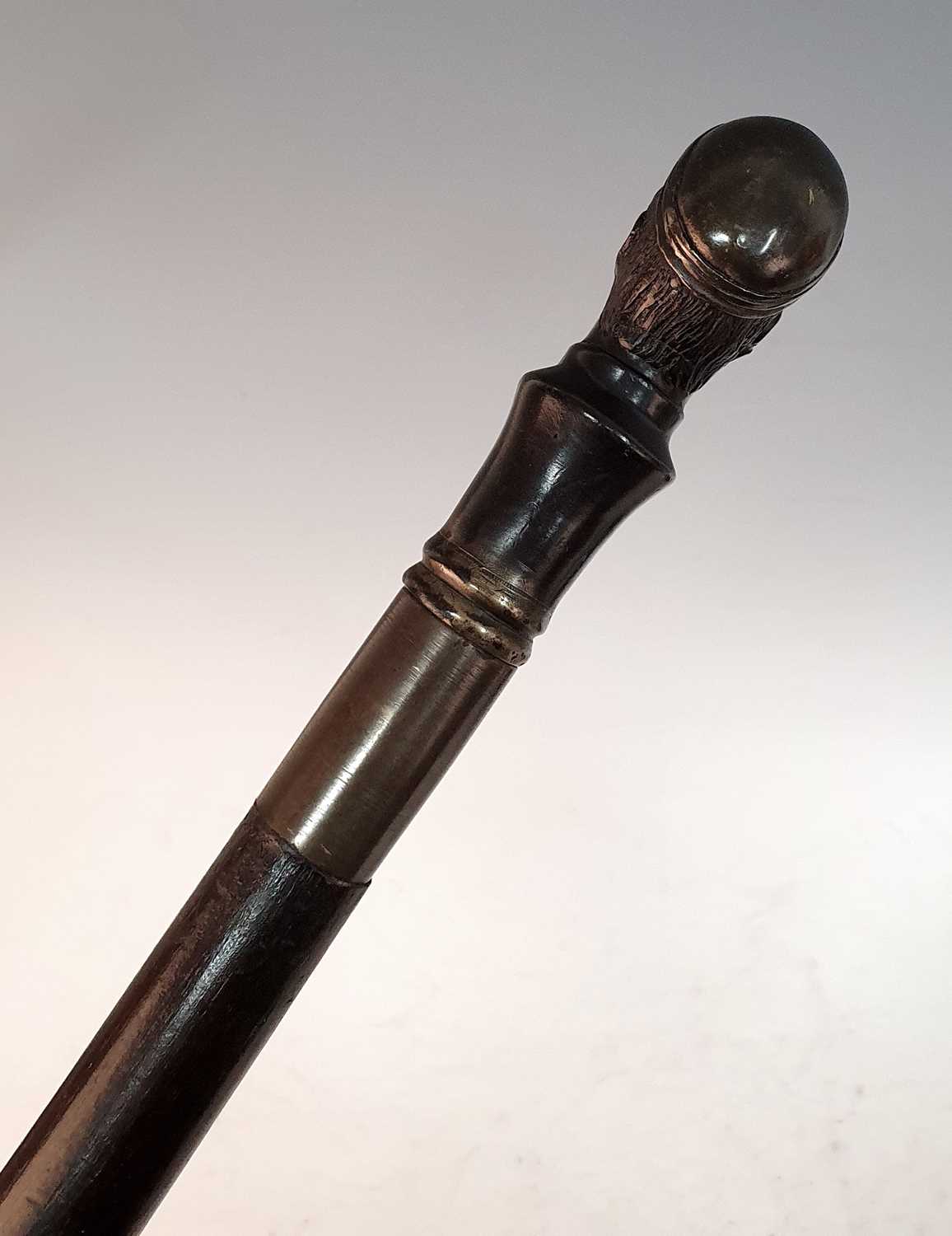 An early 20th century walking stick, the bronze handle in the form of the head of a jockey, - Bild 5 aus 5