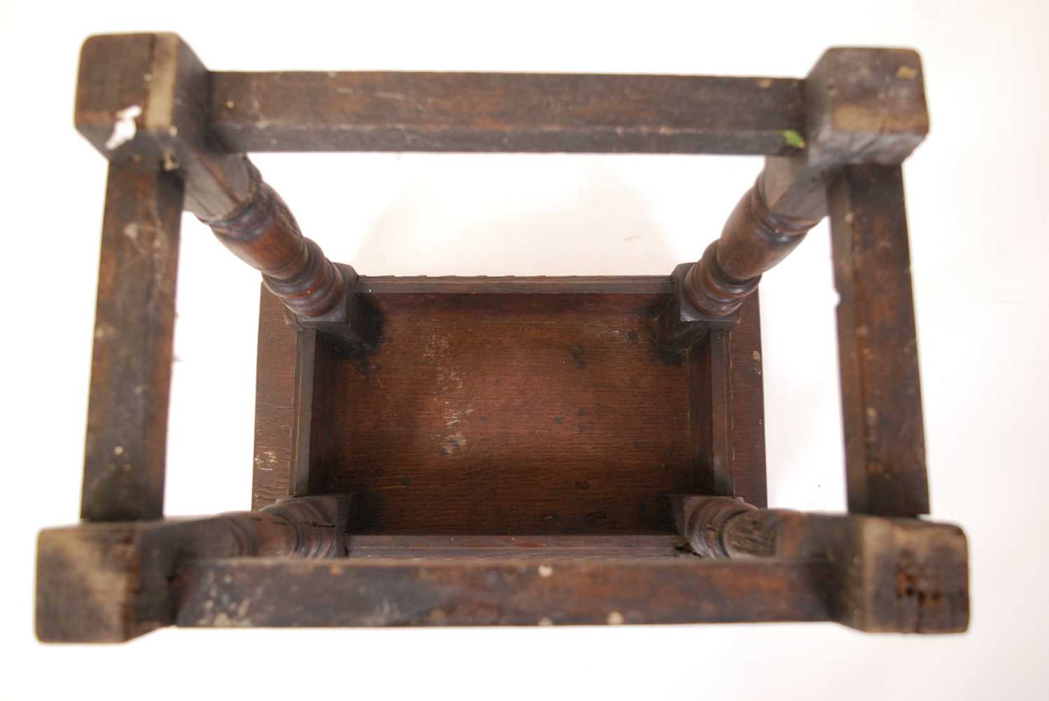 A circa 1700 oak joint stool, the plain rectangular top over chip carved frieze to ring turned and - Bild 5 aus 5