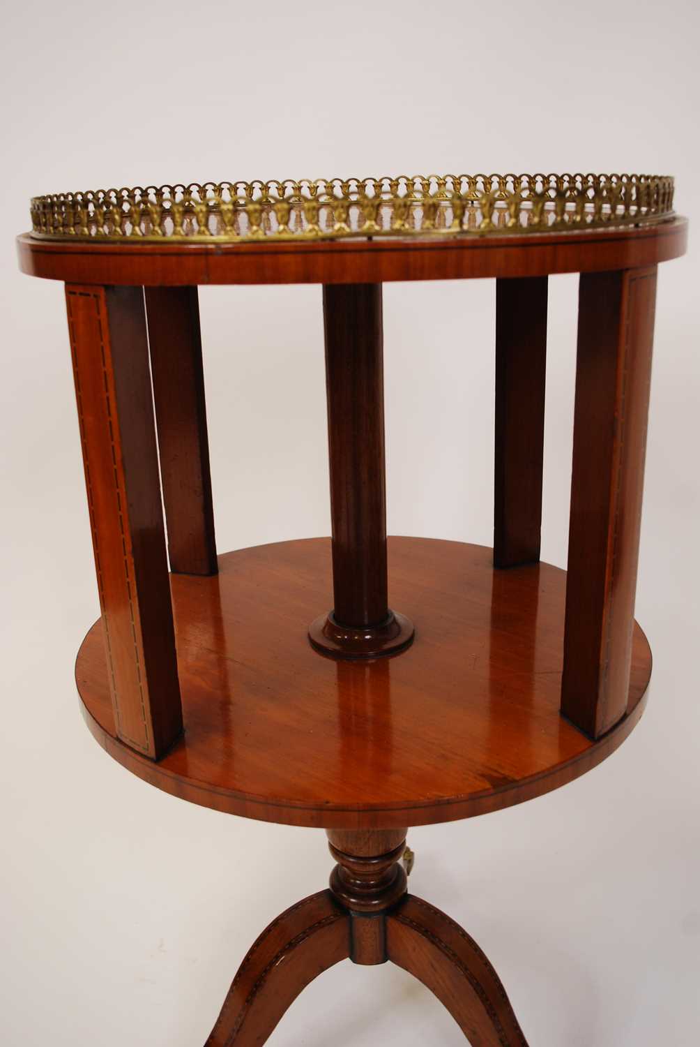 A circa 1900 satinwood circular book table, having a pierced brass gallery, chequer line inlay, - Bild 3 aus 3