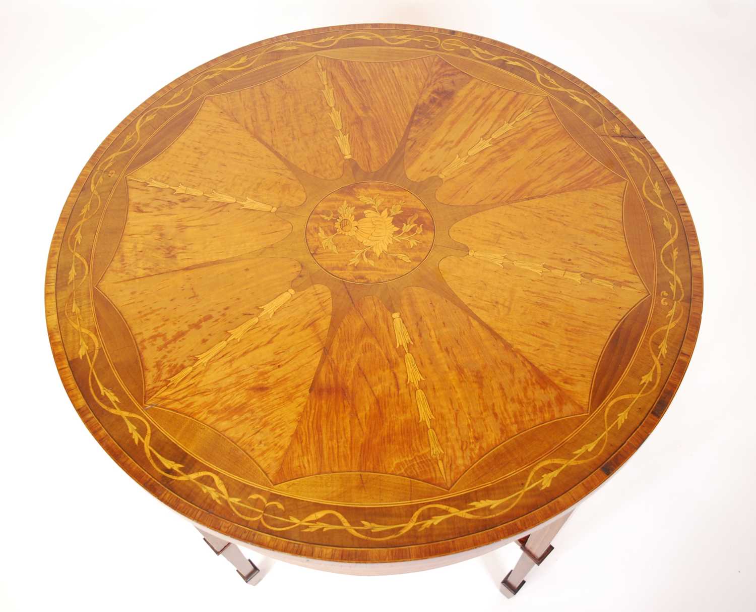 A circa 1900 French satinwood circular centre table, having radial veneers, rosewood crossbanding - Bild 2 aus 4