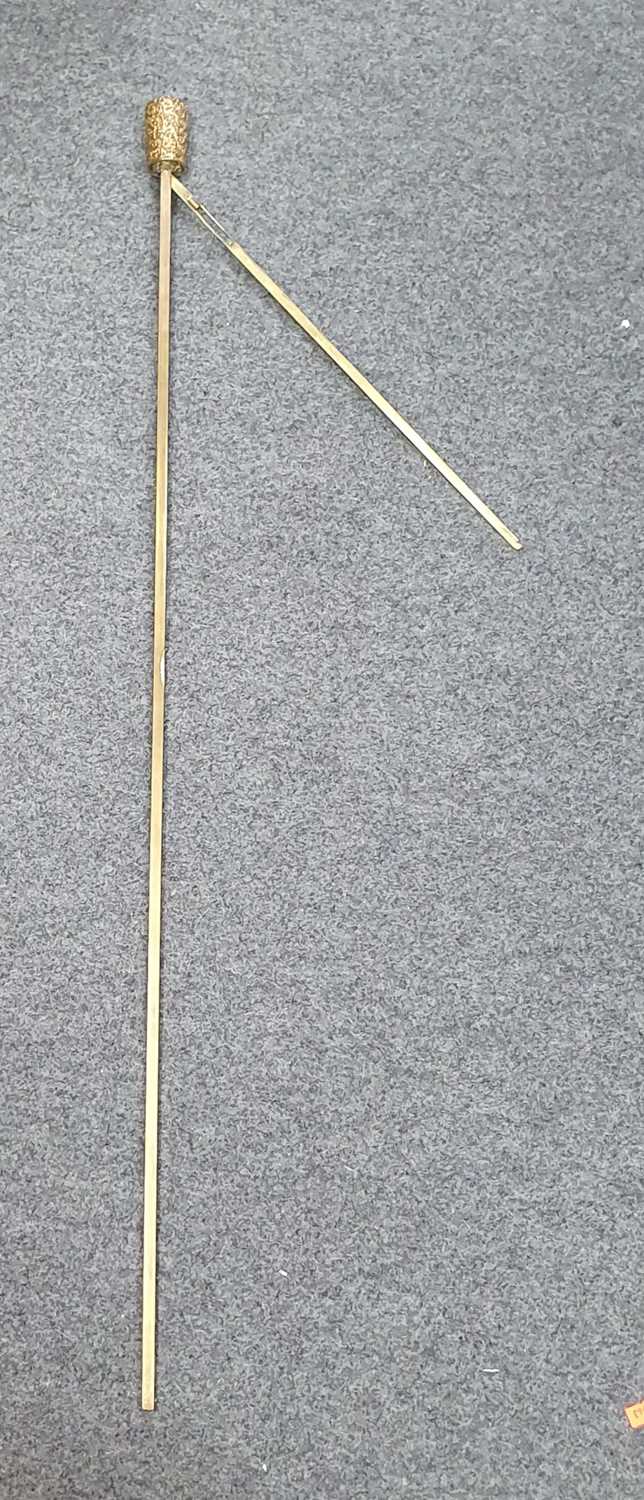 An early 20th century walking/horse measuring stick, the repousse decorated gilt metal handle - Bild 6 aus 6