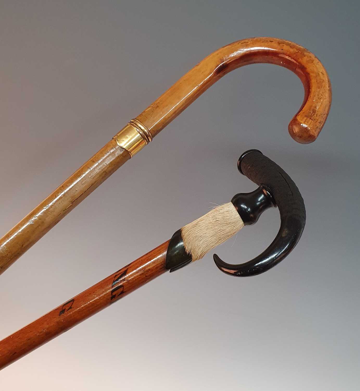 An early 20th century walking stick, having carved ebony and hoof handle leading to a malacca shaft, - Bild 2 aus 2