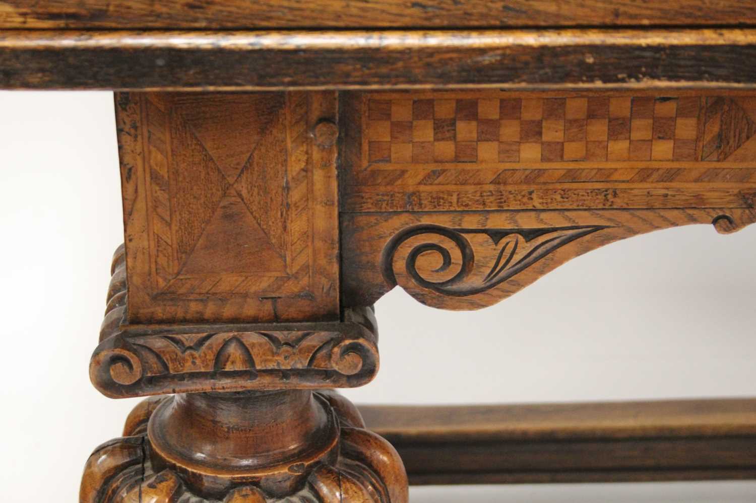 An antique oak drawleaf refectory table in the Elizabethan style, the three-plank top with cleated - Bild 2 aus 4