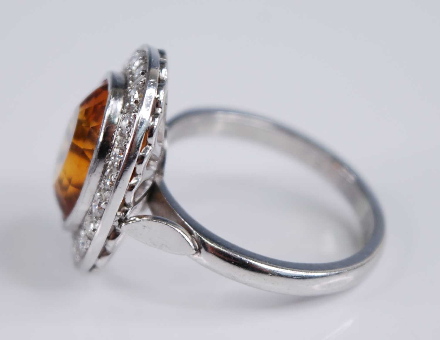 A platinum citrine and diamond oval cluster ring, comprising a centre oval faceted citrine within - Bild 3 aus 4