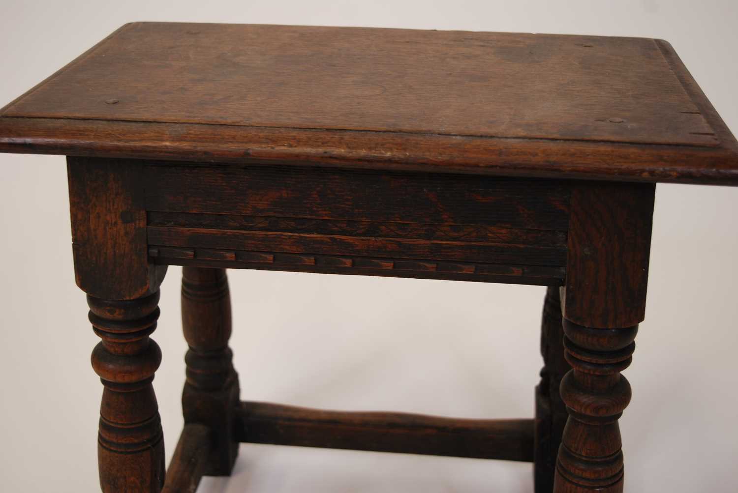 A circa 1700 oak joint stool, the plain rectangular top over chip carved frieze to ring turned and - Bild 3 aus 5