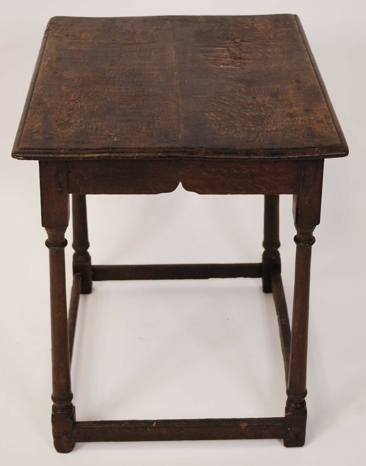 An 18th century provincial joined oak side table, having a two-plank top, raised on turned and - Bild 3 aus 12