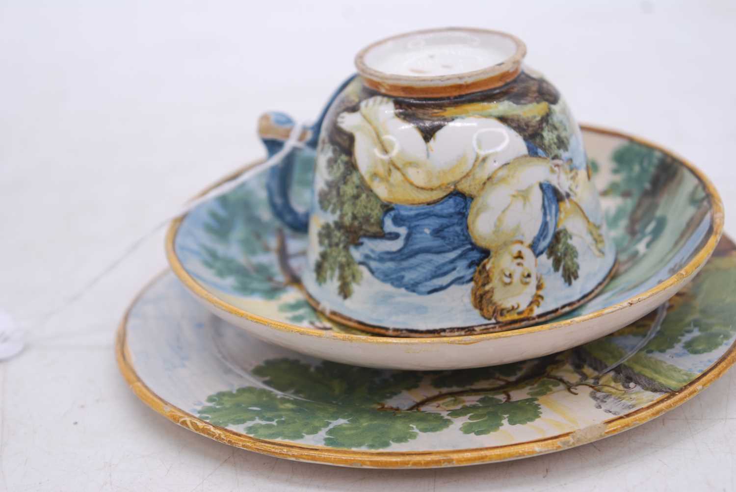 An 18th century Castelli maiolica trio, comprising teacup, saucer and side plate, each decorated - Bild 3 aus 7