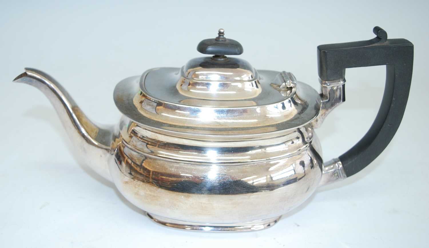 A mid-20th century silver teapot and sugar duo, each piece of oval bombe form to a stepped foot - Bild 3 aus 8
