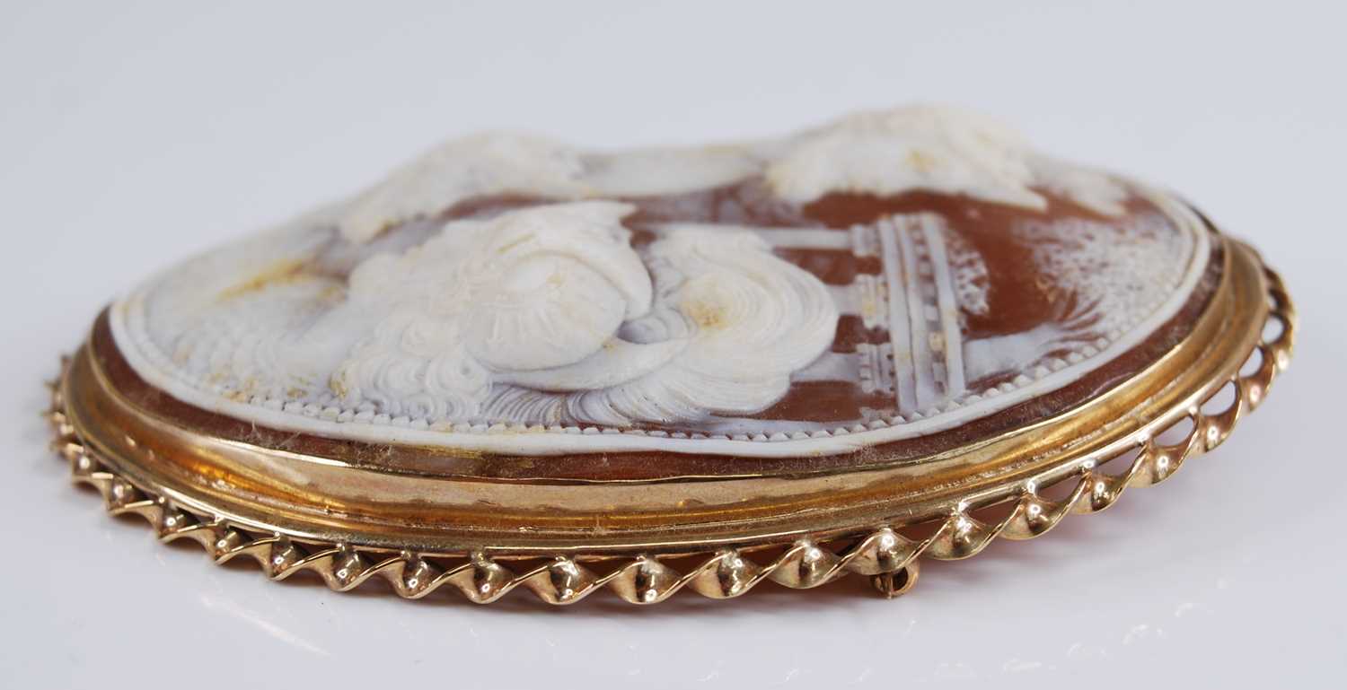 A Victorian carved shell cameo brooch, of massive proportions and in 9ct gold mount, the oval - Bild 3 aus 5