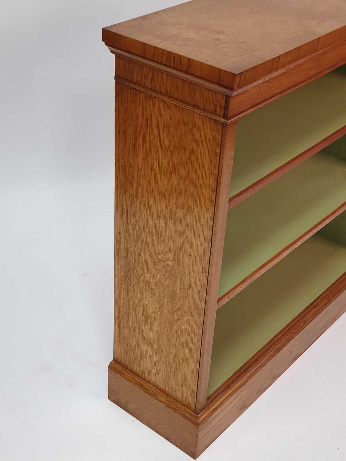 A Victorian style walnut and figured walnut open bookcase, having a cross and feather banded top - Bild 2 aus 3