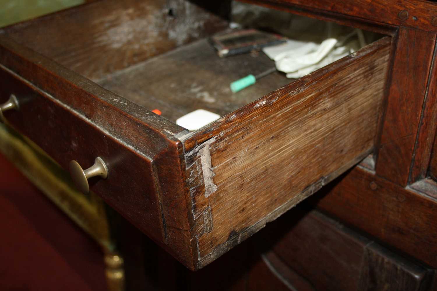 A George III joined oak dresser, the upper section having a wavy frieze and two shelves above - Bild 9 aus 18