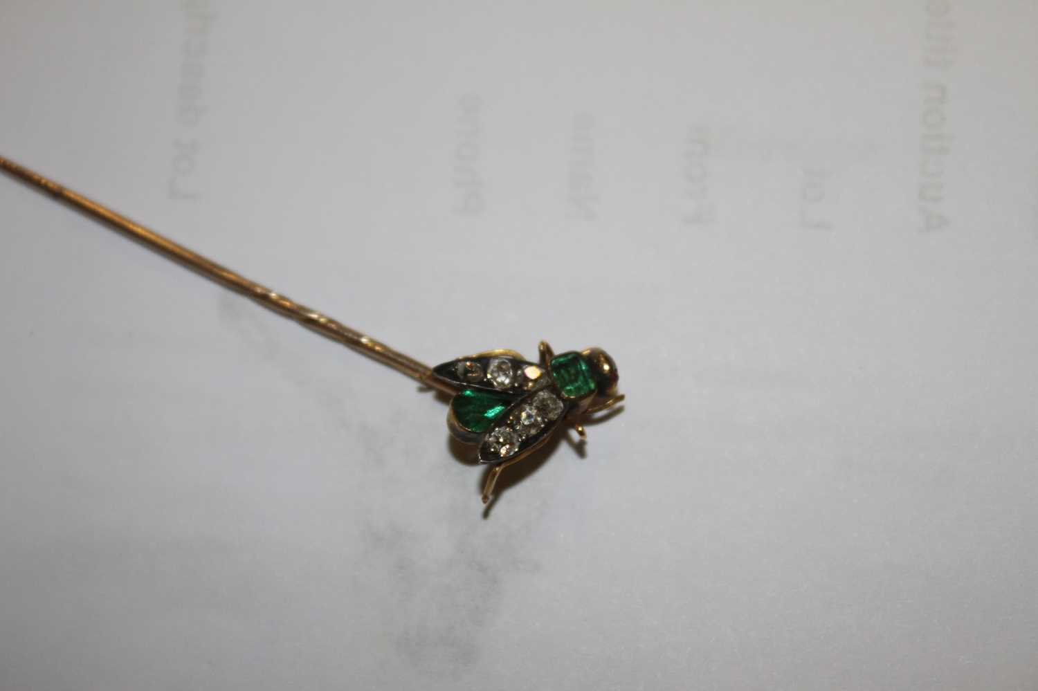 A yellow metal diamond, emerald and ruby stick pin in the form of a winged inset, set with a 3.9 x - Image 7 of 7