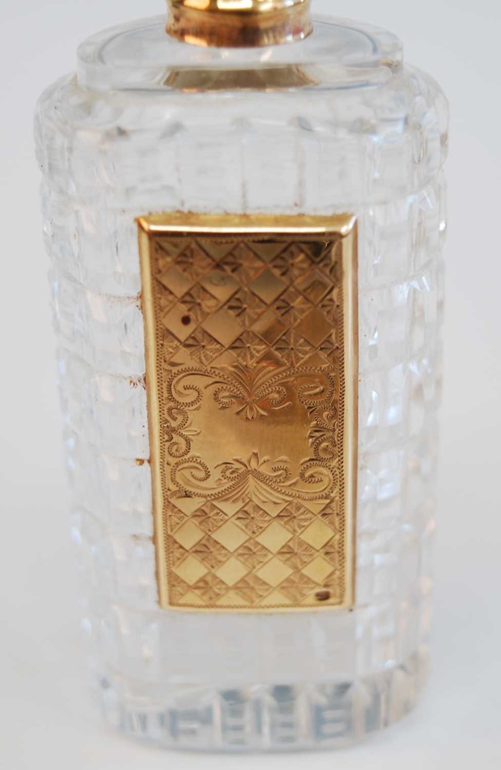 A mid-19th century cut glass and yellow metal mounted scent bottle, in fitted leather case, the - Bild 3 aus 6