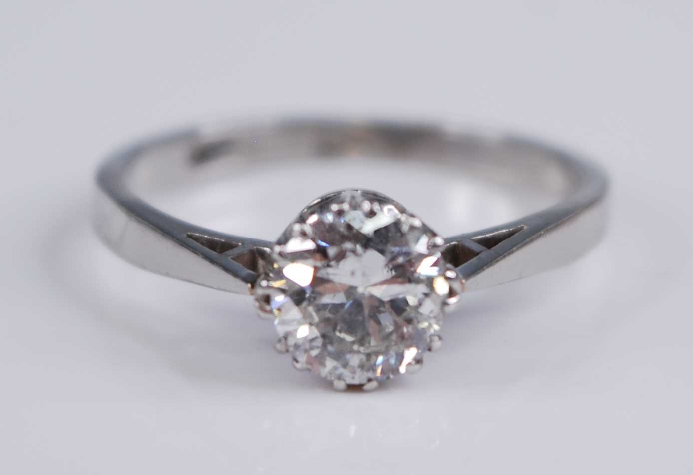 A white metal diamond solitaire ring, featuring a round brilliant cut diamond in a claw setting, - Bild 2 aus 4