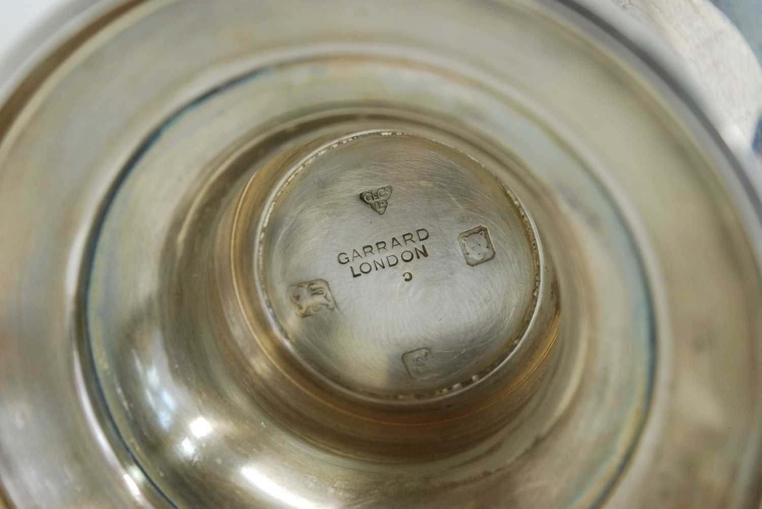A Garrard & Co silver commemorative wine ewer for the Silver Wedding anniversary of Queen - Image 7 of 11