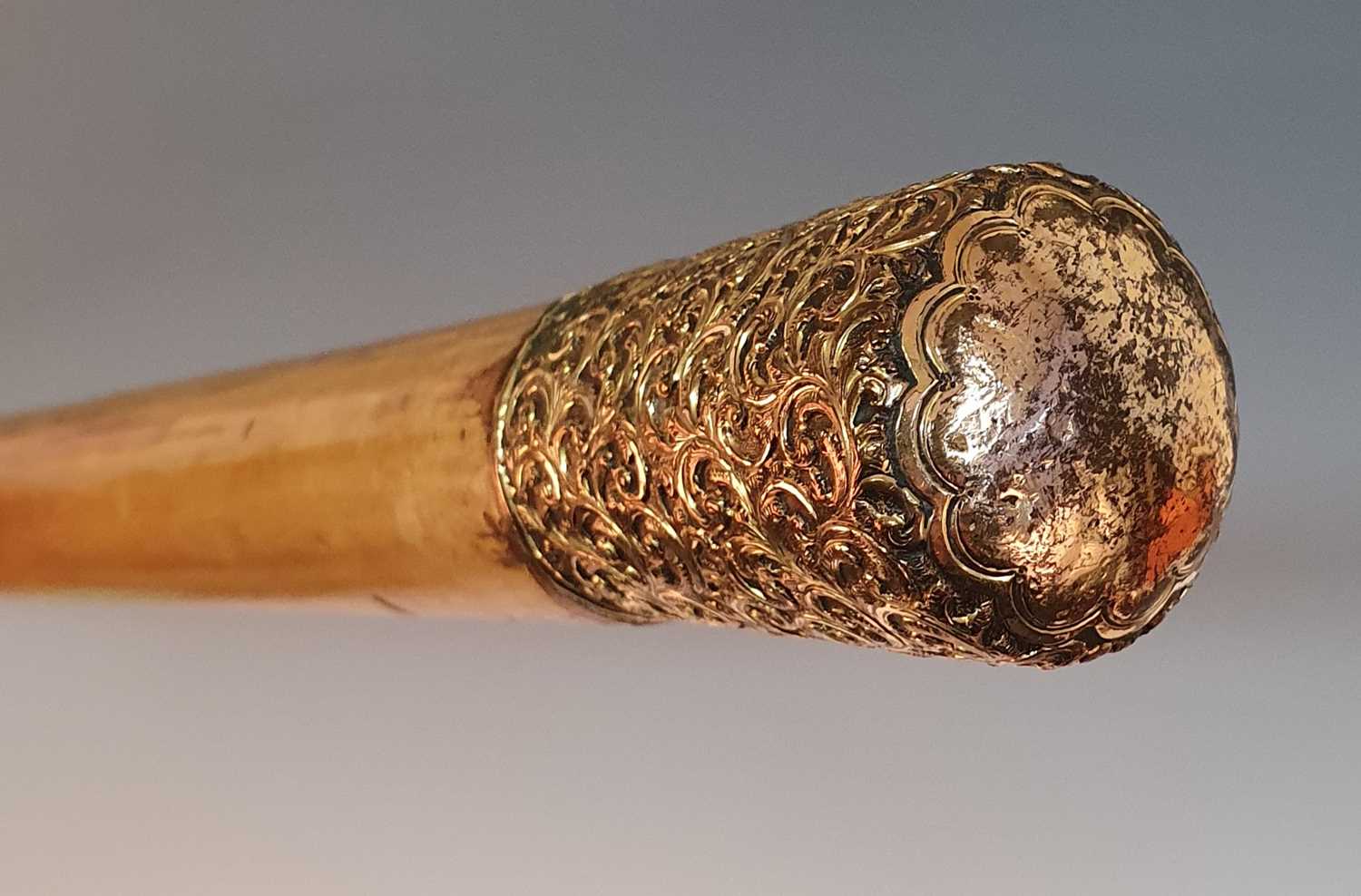 An early 20th century walking/horse measuring stick, the repousse decorated gilt metal handle - Bild 5 aus 6