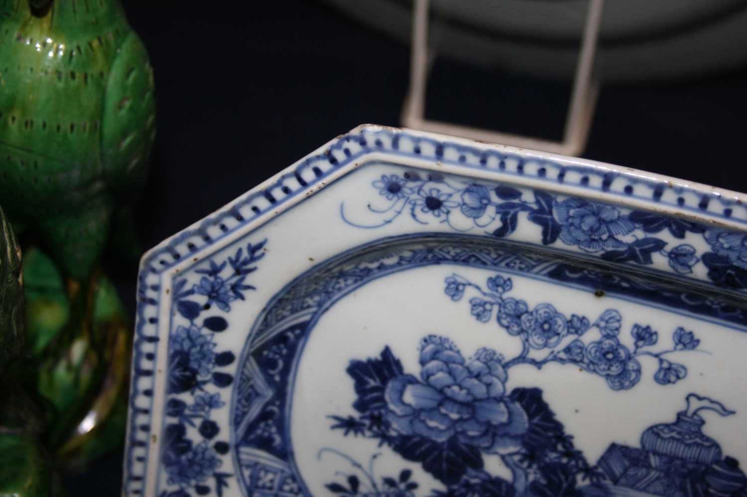 A collection of 18th century Chinese blue and white porcelain, to include a near pair of octagonal - Image 10 of 16