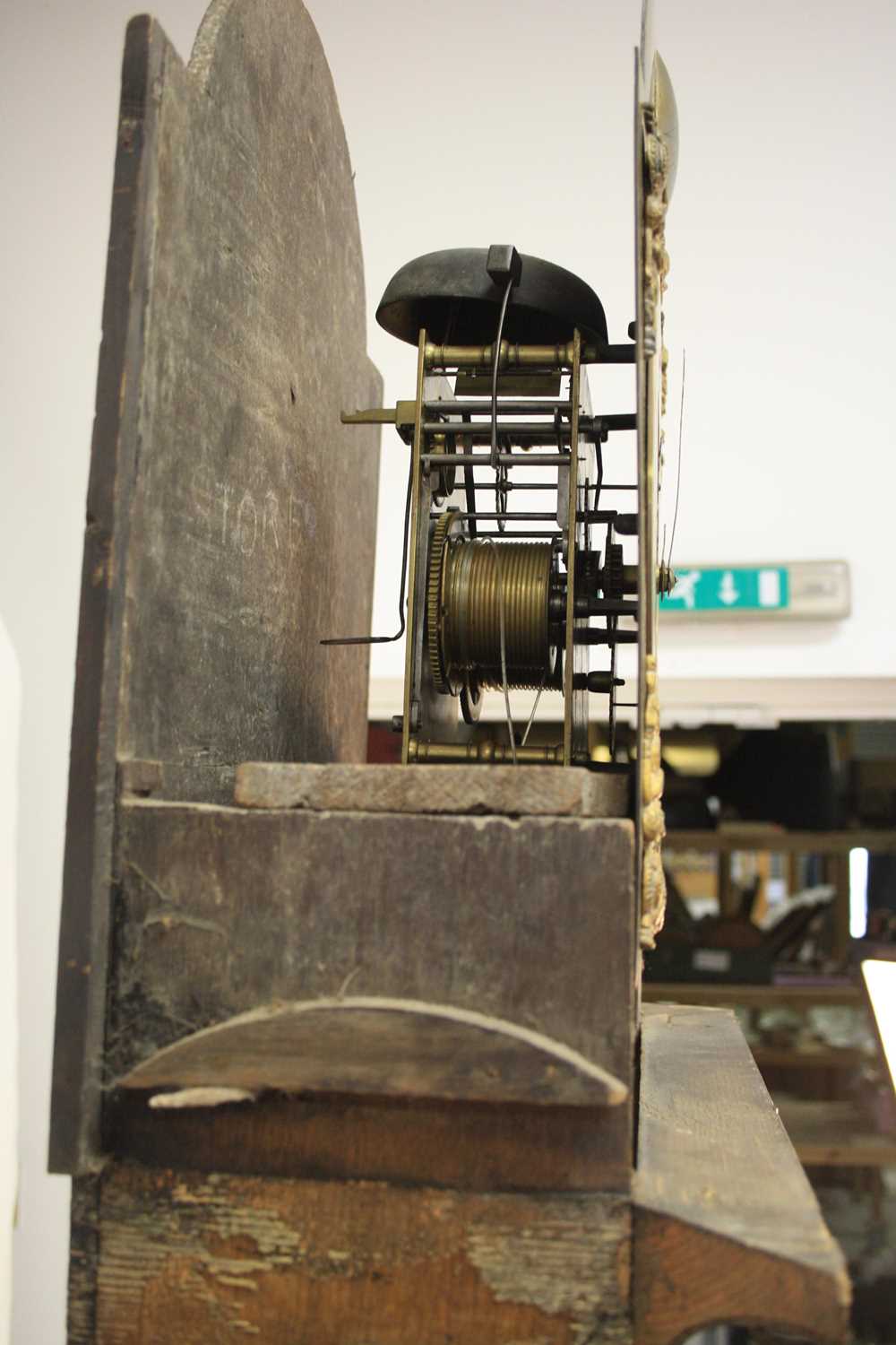 An 18th century walnut and burr walnut longcase clock, having associated unsigned arched brass - Bild 4 aus 5