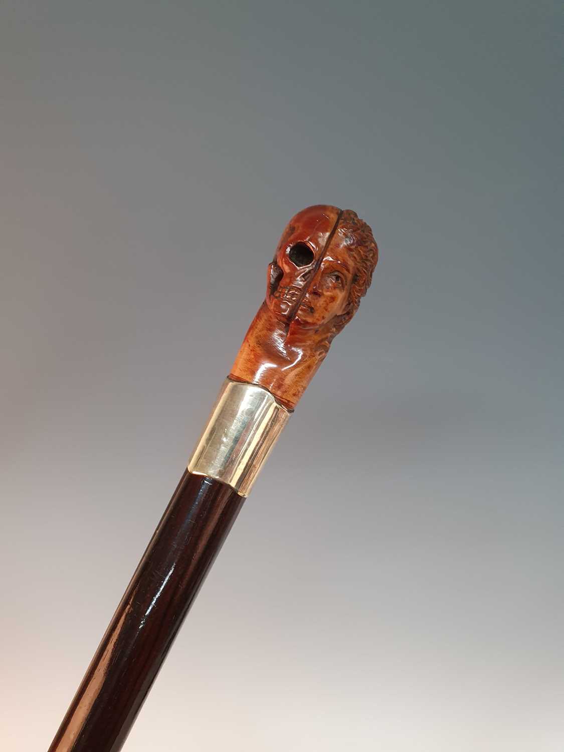 An early 20th century walking stick, having a carved yew handle in the form of a female head, half - Bild 3 aus 7