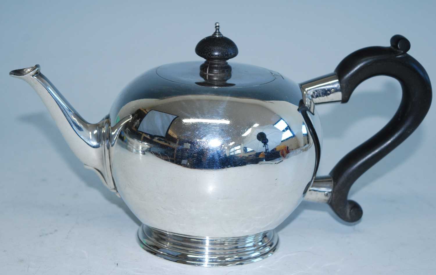 A George V silver bachelors teapot, of bullet form with straight cast spout and S-scroll ebonised - Bild 2 aus 6