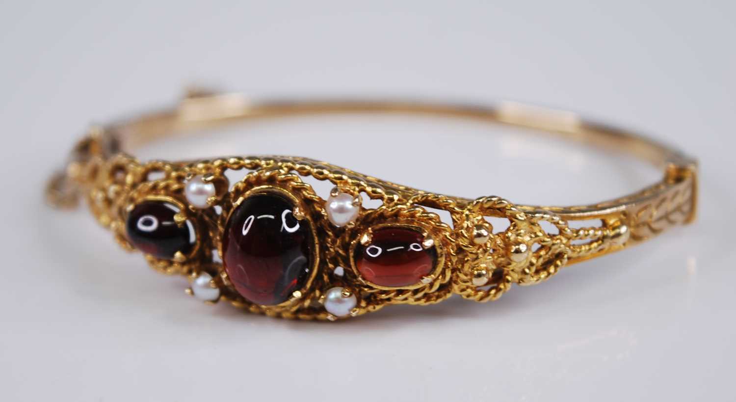 A Victorian style 9ct gold, garnet and seed pearl hinged bangle, the three cabochon garnets - Bild 2 aus 4