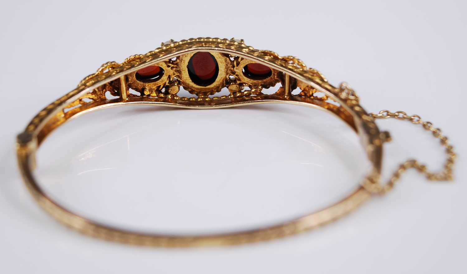 A Victorian style 9ct gold, garnet and seed pearl hinged bangle, the three cabochon garnets - Bild 4 aus 4