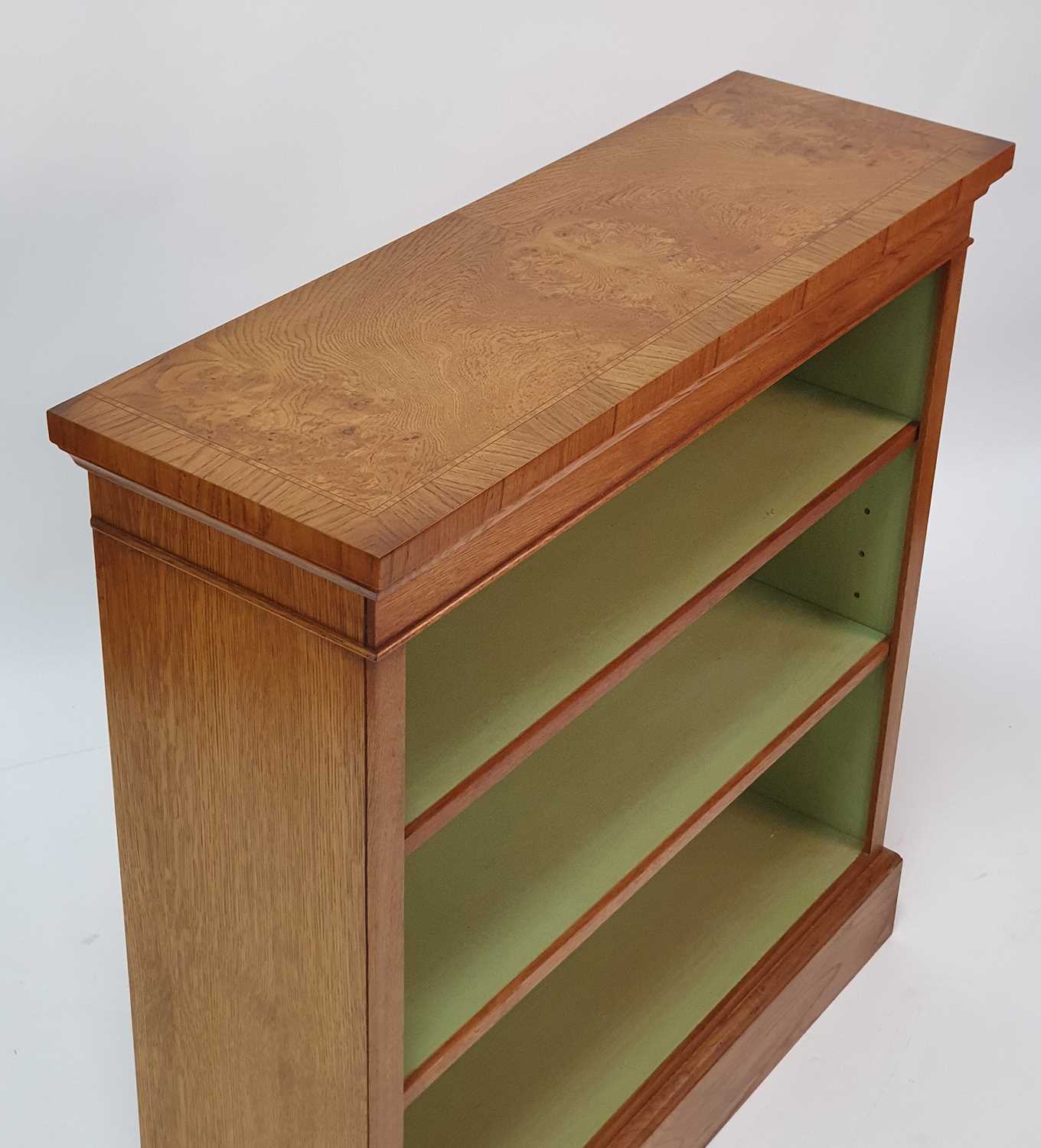 A Victorian style walnut and figured walnut open bookcase, having a cross and feather banded top - Bild 3 aus 3