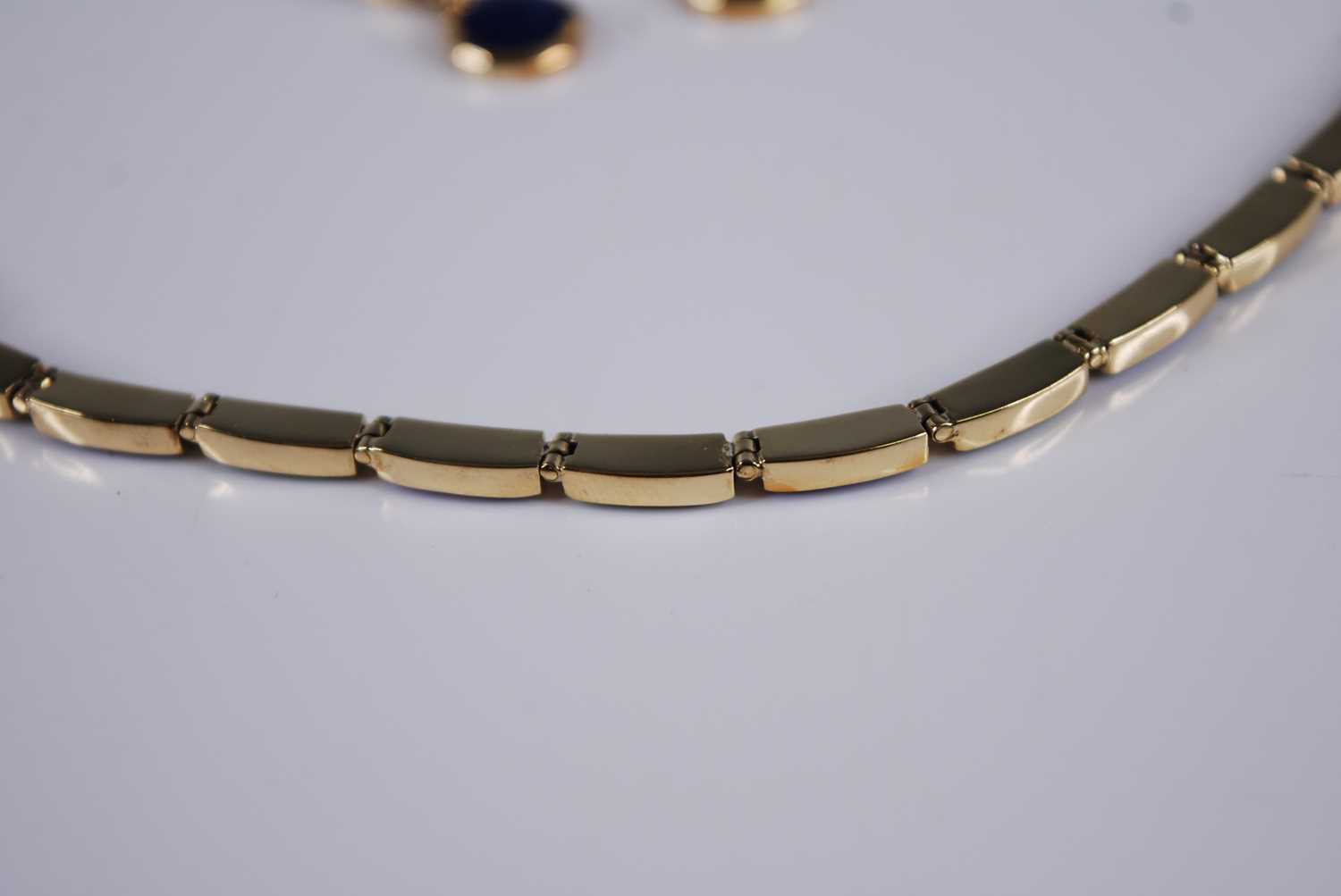 A Gundert of Chile 18ct yellow gold and lapis lazuli set necklace, arranged as alternating green and - Image 4 of 5
