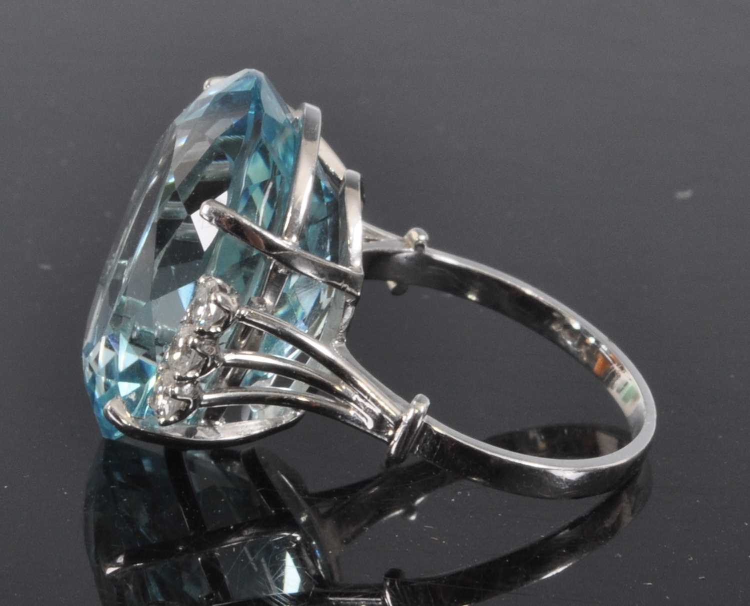 A white metal, aquamarine and diamond ring, comprising a centre oval aquamarine in a four claw - Bild 7 aus 7