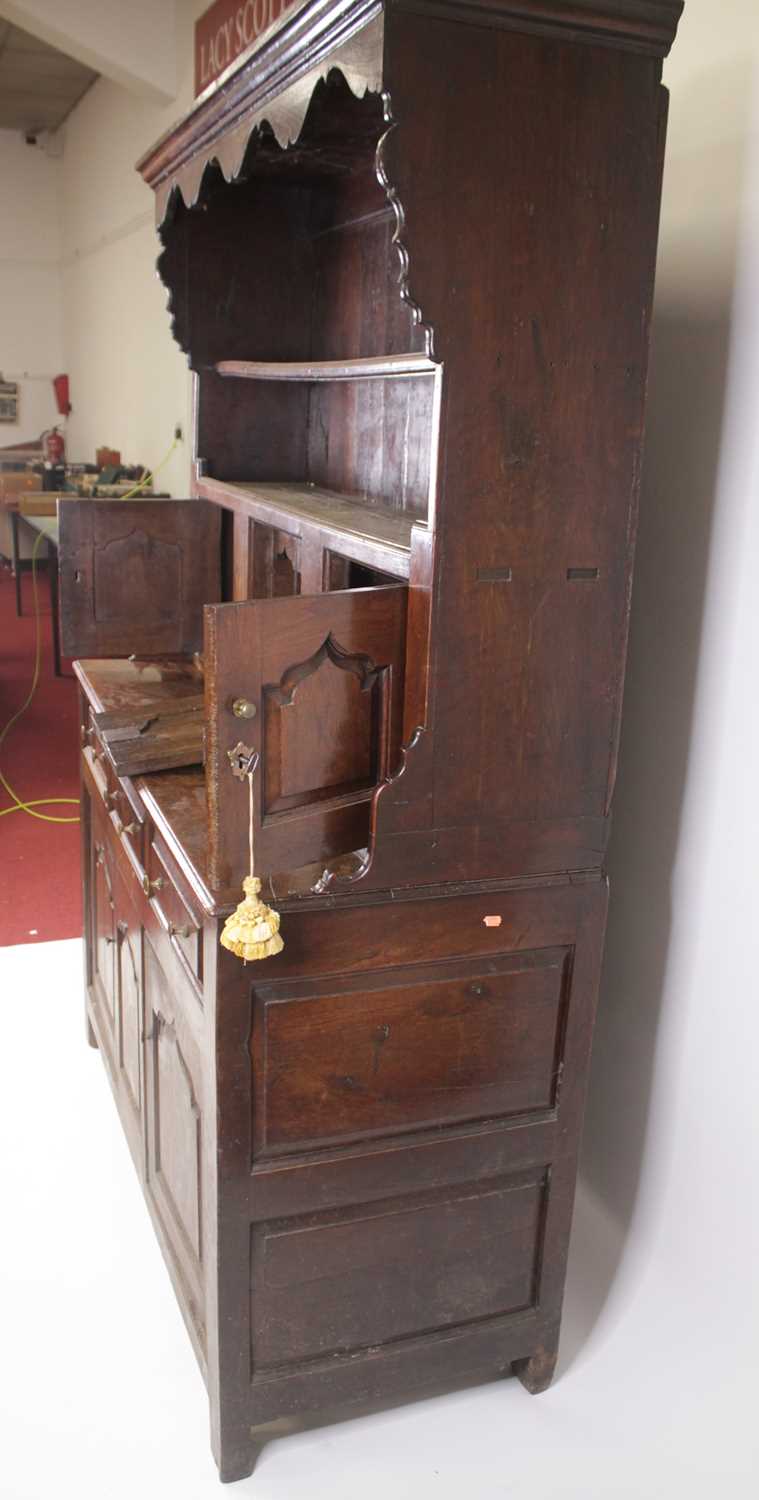 A George III joined oak dresser, the upper section having a wavy frieze and two shelves above - Bild 6 aus 18