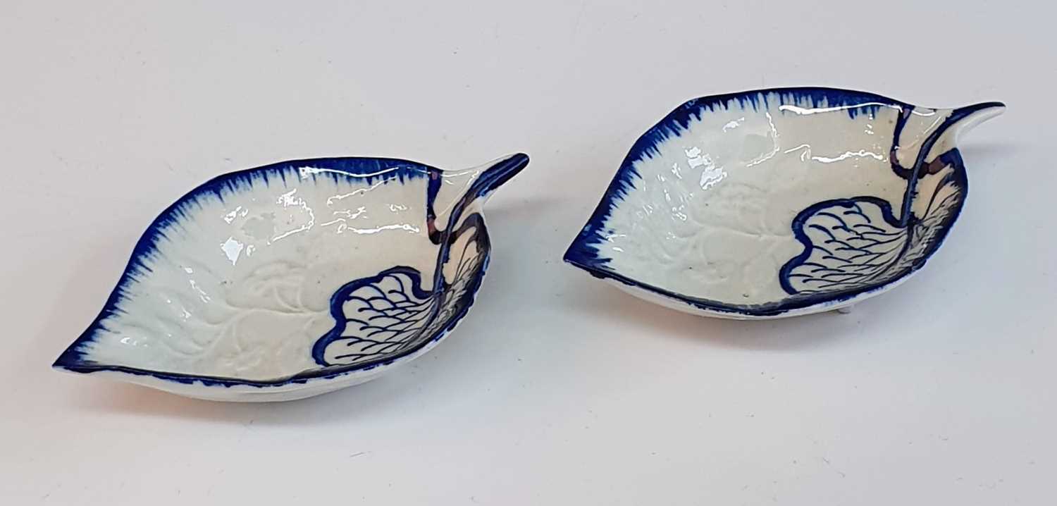 A pair of circa 1773 James Pennington of Liverpool porcelain pickle dishes, each in the form of - Bild 2 aus 3