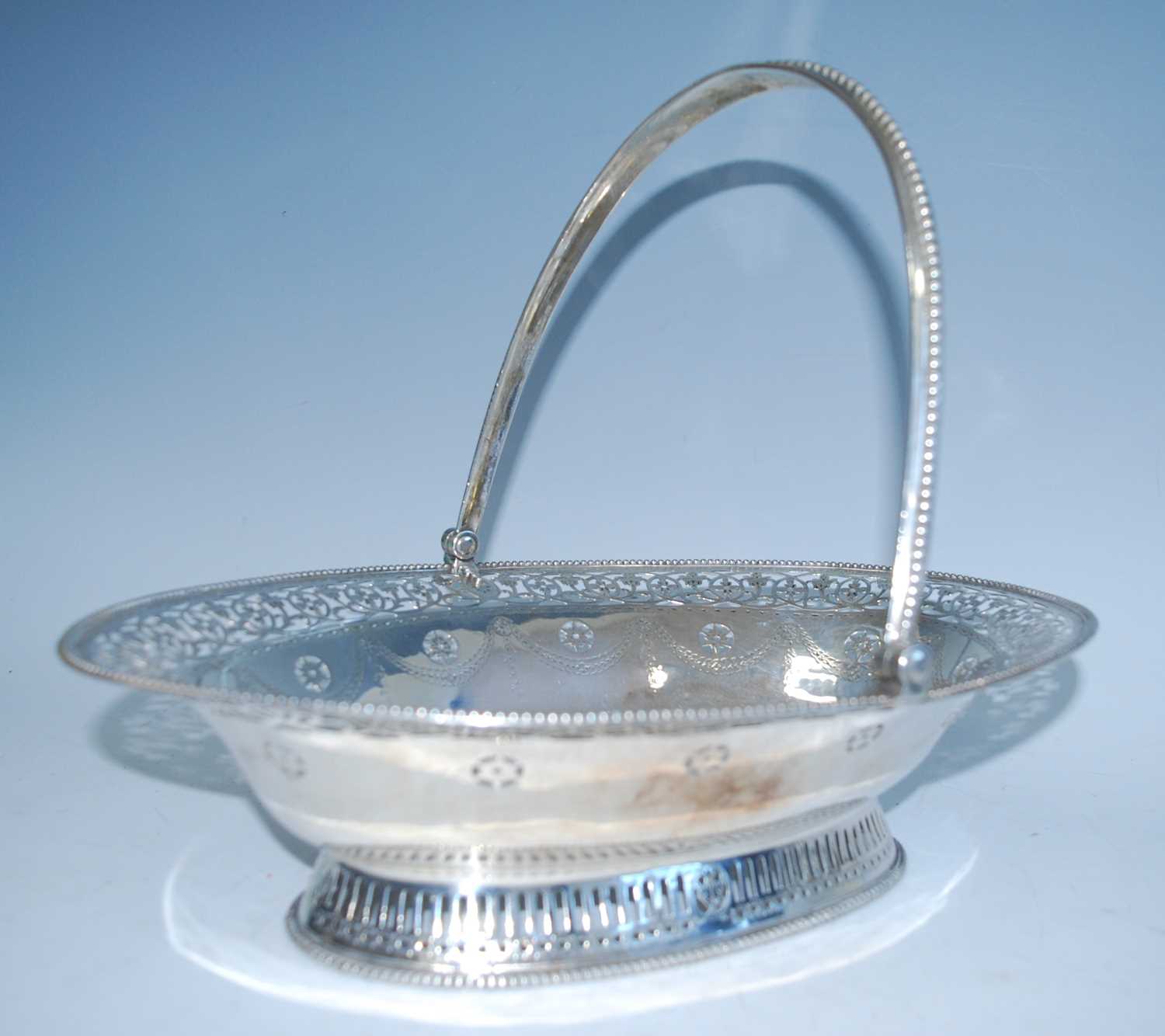 A George IV silver swing-handled cake basket, of oval form with beaded rims, pierced and engraved - Bild 2 aus 9