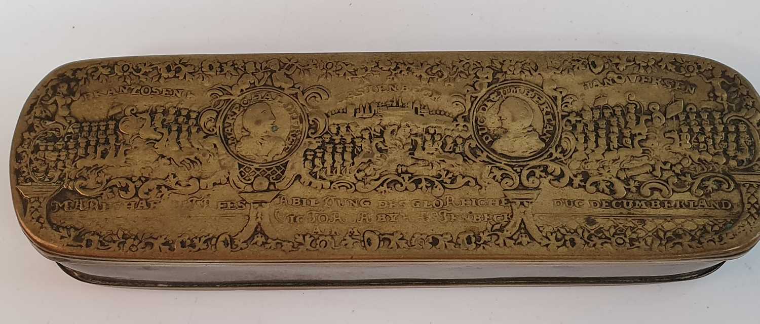 A circa 1757 French brass and copper tobacco box, of oblong form, having embossed decoration - Bild 4 aus 4