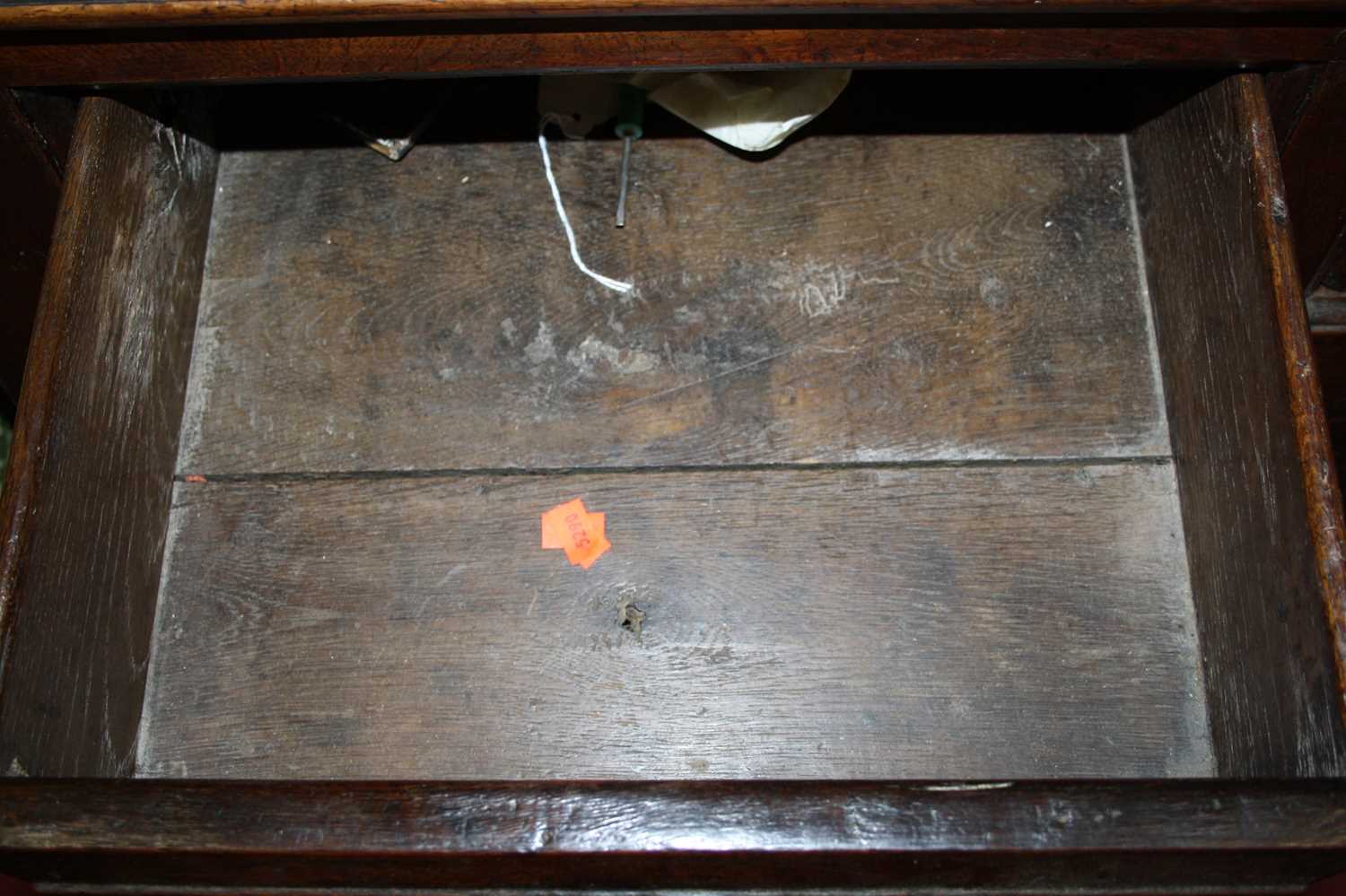 A George III joined oak dresser, the upper section having a wavy frieze and two shelves above - Bild 10 aus 18