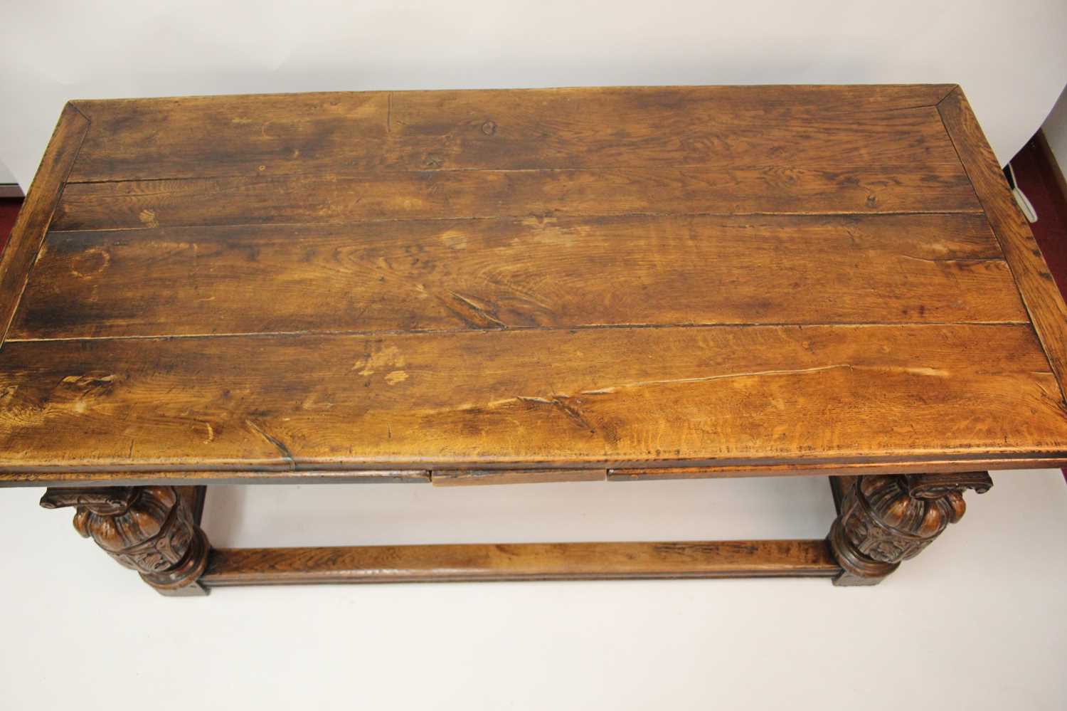 An antique oak drawleaf refectory table in the Elizabethan style, the three-plank top with cleated - Bild 4 aus 4