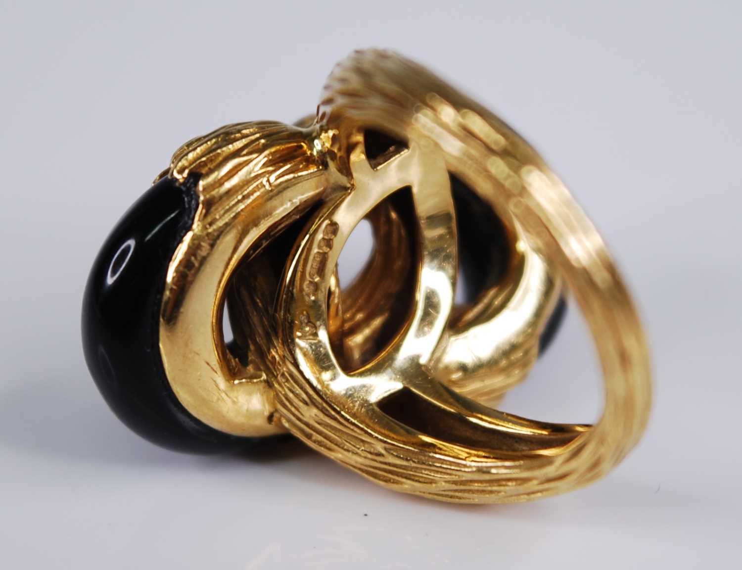 A Kutchinsky 18ct gold and black onyx set dress ring, of interlocking design, the gold with - Bild 3 aus 4