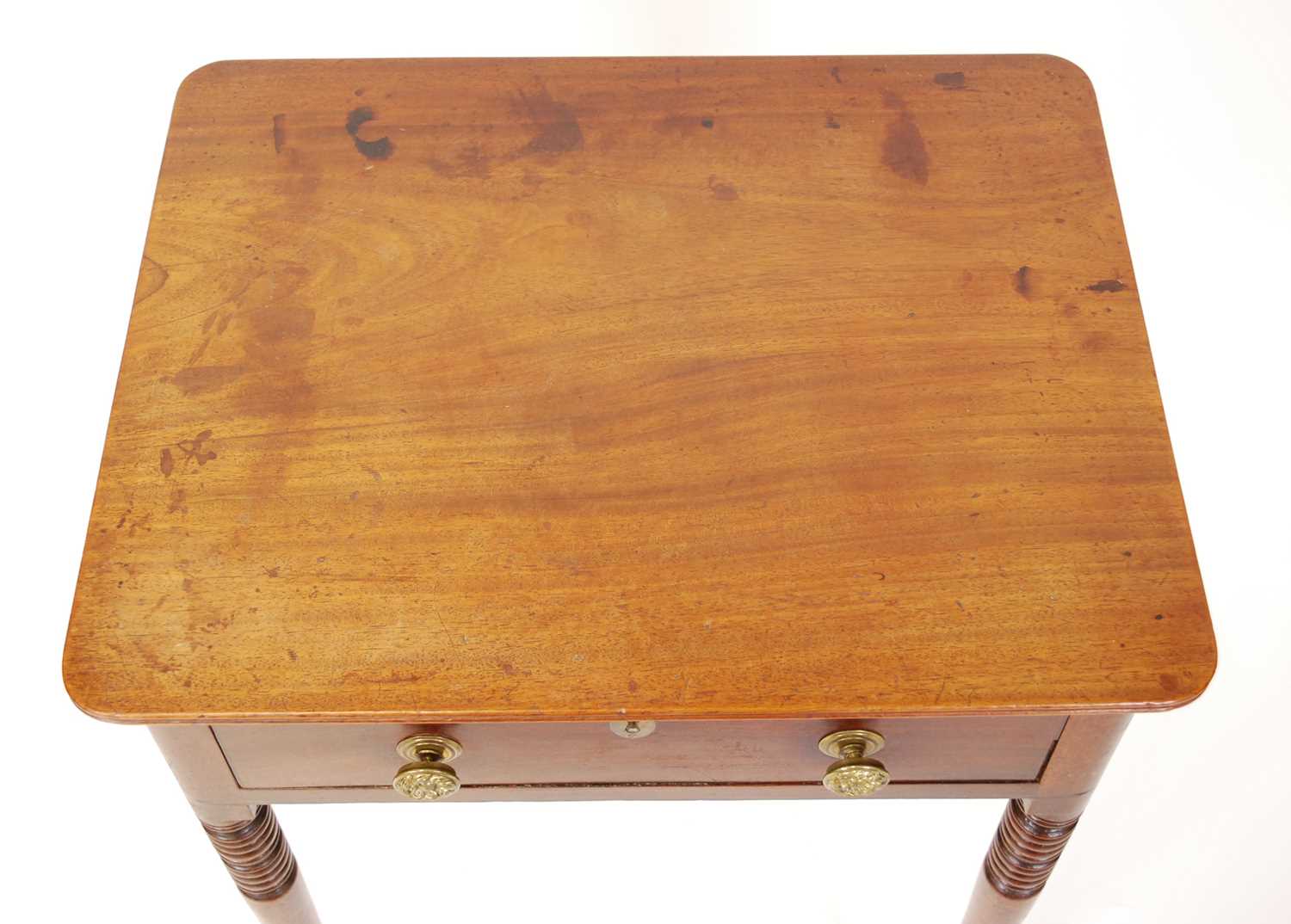 An early 19th century mahogany round cornered single drawer side table, raised on ring turned - Bild 2 aus 3
