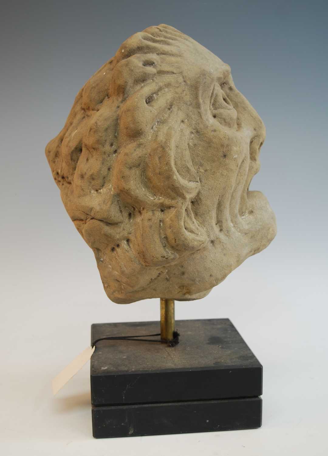 Two carved sandstone heads, probably 17th century, each later mounted upon a polished slate base, - Bild 11 aus 11