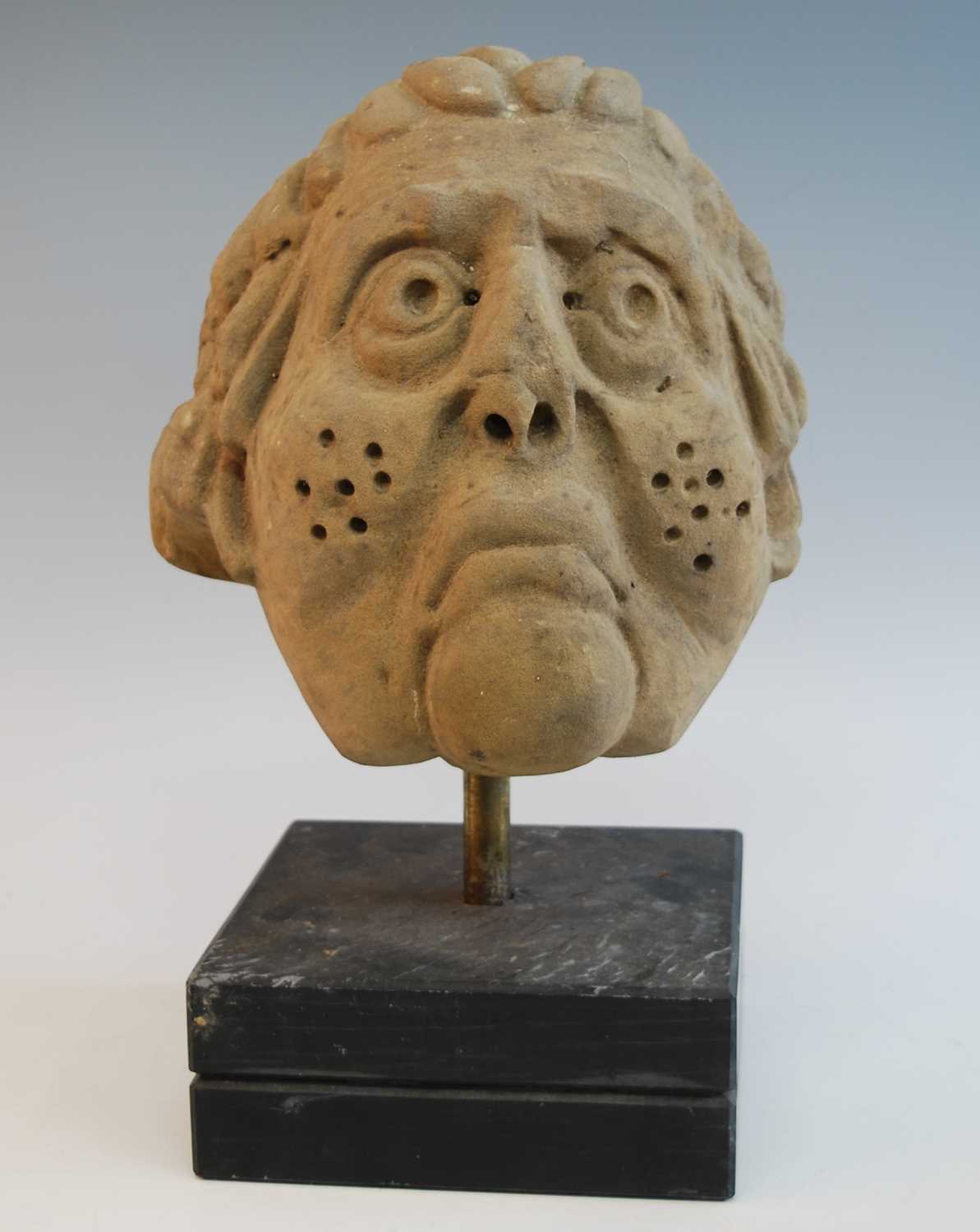 Two carved sandstone heads, probably 17th century, each later mounted upon a polished slate base, - Bild 2 aus 11