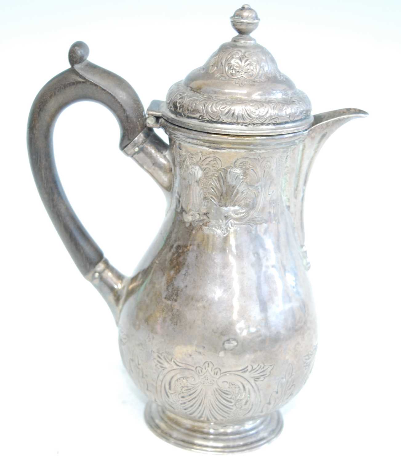 A George II silver hot water pot, of baluster form and repousse decorated with shells and foliate - Bild 2 aus 4