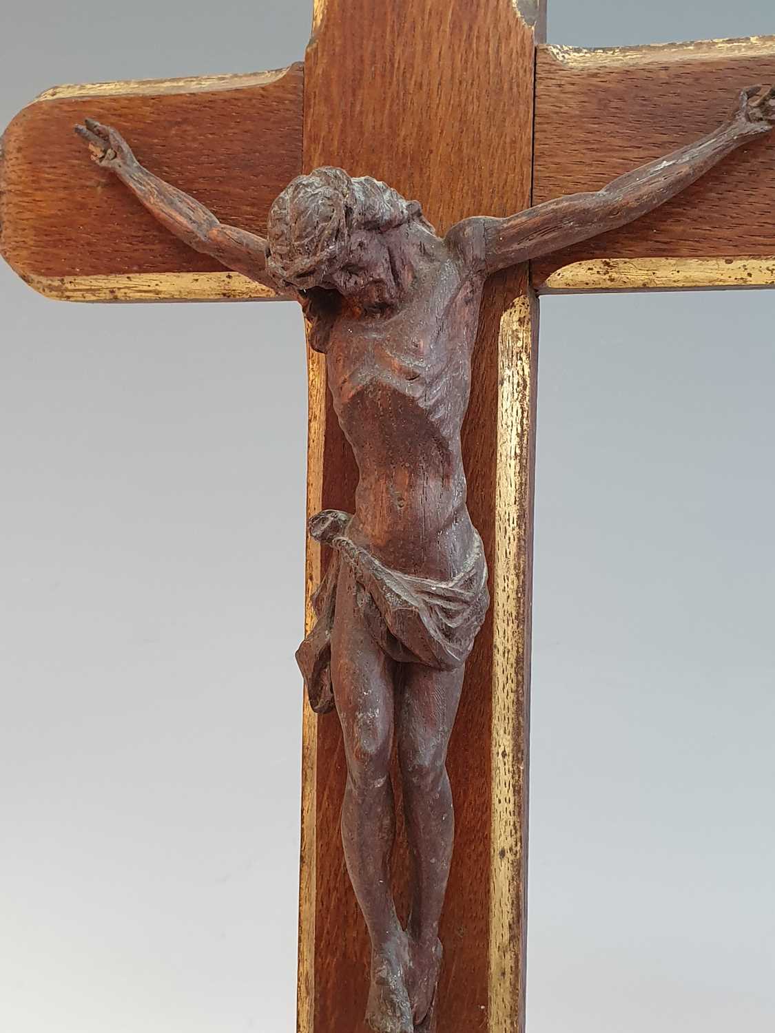 A Victorian parcel gilt carved oak crucifix, the corpus christi above a cavetto moulded base, h. - Bild 2 aus 3